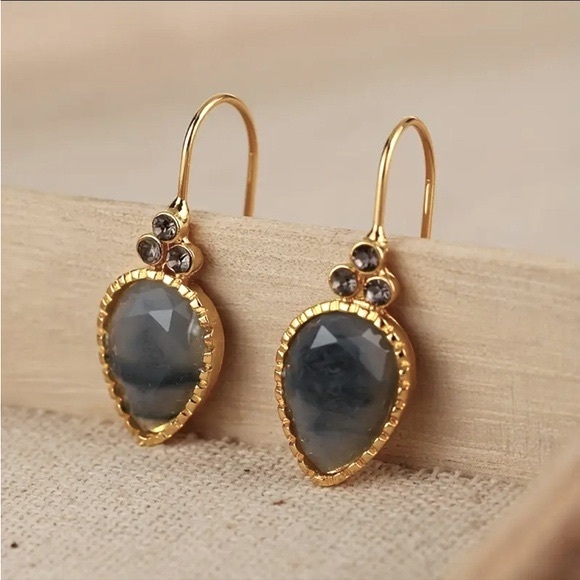 Smoky gray crystal in bright golden upside down teardrop earrings. NIP - Picture 3 of 7